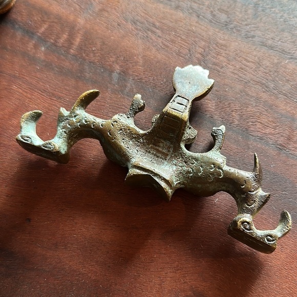 6 antiques. Child shoe molds, calligraphy pen holder, thread spools & a weight - Picture 5 of 11